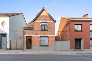 <p><span>Deze charmante woning met tuin is gelegen op een perceel van 330m², in het centrum van Maldegem en in de onmiddellijke omgeving van het Sint-Annapark. </span></p><p><span> </span></p><p><span>De inkomhal biedt toegang tot de eet- en leefruimte. Wat meteen opvalt, zijn de hoge plafonds en de aanwezigheid van een ingebouwde haardcassette met travertin uitgekleed. Vervolgens komen we in de keuken terecht, met veel ruimte en mogelijkheden. Deze keuken is uitgerust met ingebouwde kasten, vitrokeramische kookplaat en oven. In 2023 werden de koelkast en diepvries nog vernieuwd. Er is ook een praktische kelderberging voorhanden. De hier aanwezige gascondensatieketel werd onlangs gereviseerd. </span></p><p><span>Achterliggend treffen we de in 2021 gerenoveerde badkamer met inloopdouche, wastafel, toilet en op maat gemaakte badkamermeubelen/kasten. De eerste verdieping beschikt over drie slaapkamers.</span></p><p><span> </span></p><p><span>Dit vrijstaand huis heeft tal van troeven, zo is er toegangspoort aan de rechterzijde van de woning. Deze kan dienen als oprit of als doorsteek (met fietsen) naar de tuin. Aan de achterzijde treffen we een recent gebouwde garage, deze is toegankelijk via de achterliggende steeg. </span></p><p><span>Ook in de tuin of op het terras is het aangenaam genieten! Een extra polyvalente ruimte met uitzicht op de tuin kan dienen als hobbykamer, extra leefruimte of eetplaats, maar kan ook dienst doen als bureau of praktijkruimte. </span></p><p><span>De ligging in het centrum, betekent dat je dicht bij alle voorzieningen woont zoals winkels, apotheek, zwembad, scholen, etc. Mits een aantal eenvoudige aanpassingen kan een label C of D behaald worden. </span></p><p><span> </span></p><p><span>Benieuwd naar deze woning? Kom langs tijdens één van de bezoekdagen en maak een afspraak via 09/225.00.78.</span></p><p><span> </span></p><p><span>Renovatieplicht: ja </span></p><p><span> </span></p><p><span> </span></p><p><span> </span></p><p><span> </span></p><p><span> </span></p>