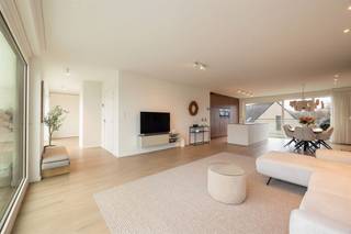 Penthouse de construction récente donnant sur "le canal" * Aménagement : living sur grand carrelage avec vue sur le canal, grande terrasse autour,...
