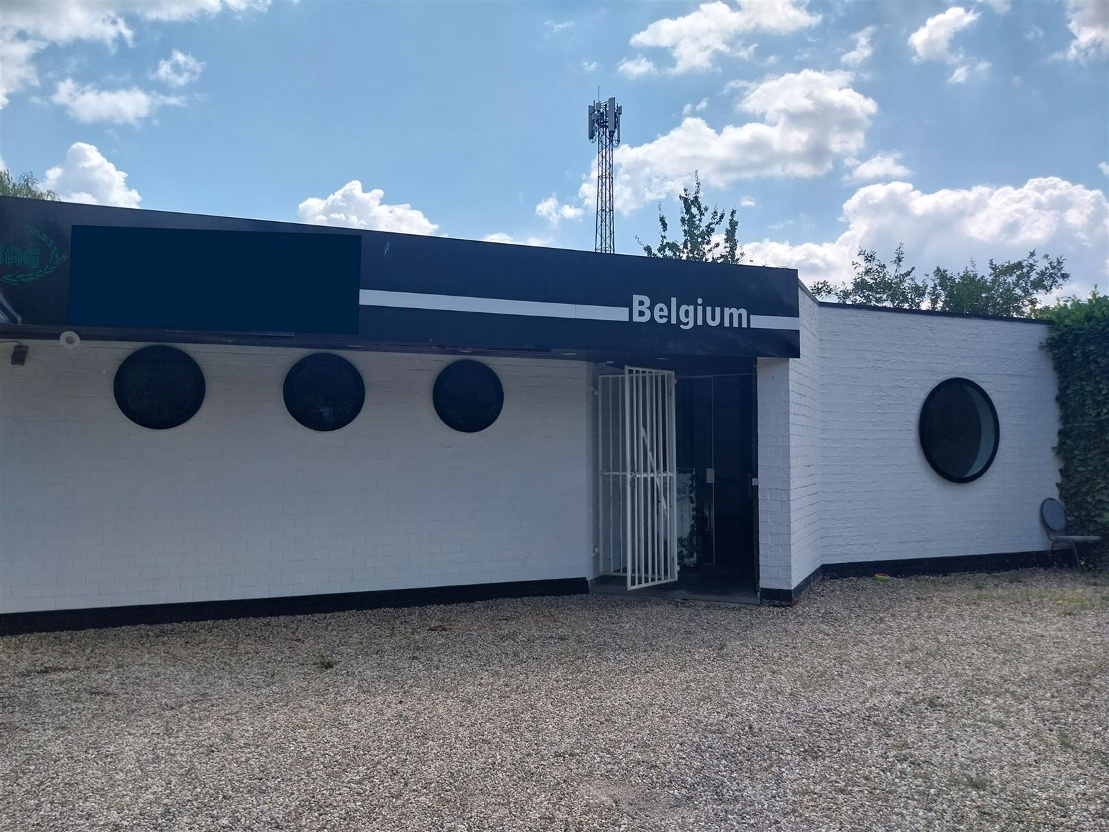 TE HUUR: Multifunctioneel gebouw op het industrieterrein van Beringen! - foto 1