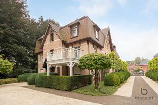 <p><span>EXCLUSIEF VASTGOED:</span></p><p><span>Ontdek deze adembenemende PENTHOUSE in het hartje van Schilde, waar stijl en luxe samenkomen in een harmonieus geheel.</span></p><p><span>Prachtig en ruim villa-appartement van 222m², onlangs zeer stijlvol gemoderniseerd, gelegen in de "Residentie Hof ter Schilde" op wandelafstand van winkels en horeca.<br /><br />In één van de drie prachtige gebouwen op het afgesloten domein met mooie parktuin, vindt u op de bovenste verdieping deze luxueuze penthouse met onder meer twee ruime slaapkamers, twee badkamers en een riante leefruimte. Het appartement is voorzien van een hoogwaardige afwerking met kwaliteitsvolle materialen en technieken.<br /><br />INDELING: het appartement is bereikbaar via een lift die rechtstreeks uitkomt in de inkomhal. Bij het binnenkomen wordt u verwelkomd door een indrukwekkende hal / gang, een gastentoilet en tevens toegang tot een aparte traphal.<br /><br />Via een prachtige smeedijzeren dubbele glazen deur bereikt u de royale leefruimte (ca. 74m²) met een salongedeelte voorzien van gashaard en TV-meubel en een ruime eetkamer. Dubbele openslaande deuren geven toegang tot het zuid-west gericht terras (ca. 16m²).<br />Aansluitend is er een knappe open keuken, volledig uitgerust met hoogwaardige apparatuur en een riant eiland. Tevens is er een aangename ontbijttoog en achterliggende bijkeuken met extra koelkast, diepvriezer en aansluitingen voor de wasmachine en droogkast. Eveneens een technische ruimte met extra berging.<br /><br />De hoofdslaapkamer is voorzien van een dressing (ca. 11m²) die toegang geeft tot de slaapkamer (ca. 22m²) met balkon en de badkamer (ca. 15m²) op natuurstenen vloer met riante inloopdouche, dubbele wastafel en toilet.<br />De tweede slaapkamer of kantoor (ca. 18m²) beschikt over een ensuite douchekamer met inloopdouche en wastafel.<br /><br />GARAGE EN BERGING: Ondergronds is er een dubbele garagebox (2 wagens + bergruimte) met een automatische poort (+50.000€) en er is nog een afzonderlijke bergruimte (+10.000€). <br /><br />ALGEMEEN: Vloerverwarming en radiatoren, airco, CV op gas, houten ramen met vliegenramen, massieve eiken parketvloeren en natuurstenen vloeren, veel ingemaakte kasten, duotecno domotica, overal data-aansluitingen, alarmsysteem, veiligheidsdeuren (ook tussen lift en appartement), lift, videofoon en toegangsdeuren/-poorten met code. </span></p><p><span>Overname van meubilair, gordijnen en verlichting in overleg.</span></p><p><span>Een ware droomwoning voor wie houdt van luxe tot in de kleinste details, </span><span>een warm gevoel aan huiselijke sfeer, </span><span>prima onderhouden, gewoonweg een pareltje, contacteer ons voor bijkomende informatie en plan uw bezoek!</span></p><p><span> </span></p><p><span> </span></p>