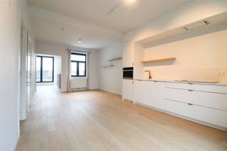 <p>Welcome to 180 Boomgaardstraat in Berchem, a bright and well-maintained apartment where modern living comfort and a pleasant location come together beautifully. Here, you’ll live just a short distance from shops, restaurants, and public transportation, with easy access to Antwerp and the main highways.</p><br /><p>• Sought-after location in Berchem<br />• Bright living space with an open and fully equipped kitchen<br />• Bike storage and basement storage included<br />• Available immediately</p><p>• Bike storage and basement storage included</p><p>The bright living area forms the heart of the apartment and flows seamlessly into the open kitchen. The kitchen features a sleek, timeless design with built-in appliances and ample cabinet space. The light wood flooring and large windows give the space a warm and contemporary feel.</p><p>The spacious bedroom features a full wall of built-in closets and offers direct access to the bathroom. The bathroom is equipped with a spacious walk-in shower, double sink, and stylish black faucets. The apartment also features a separate guest restroom.</p><p>A real highlight is the spacious terrace, which offers plenty of room to enjoy the outdoors, dine, or simply relax.</p><p>Interested? Fill out your information via the listing on www.sinjoor.be. The agent handling the listing will contact you as soon as possible.</p>