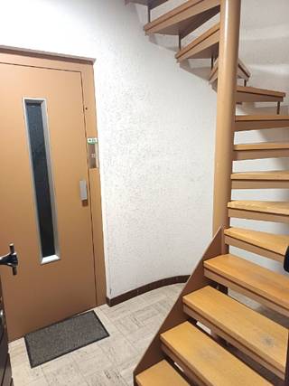 Dit volledig vernieuwde appartement bevindt zich op de 1ste verdieping van een kleinschalige residentie, gelegen in de René Sabbestraat 41 te...