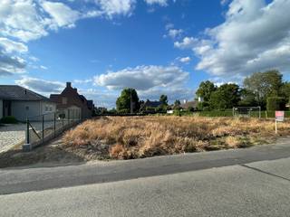 Dit mooi gelegen perceel bouwgrond op 781m² bevindt zich op een boogscheut van het centrum van Oostrozebeke, wordt te koop...