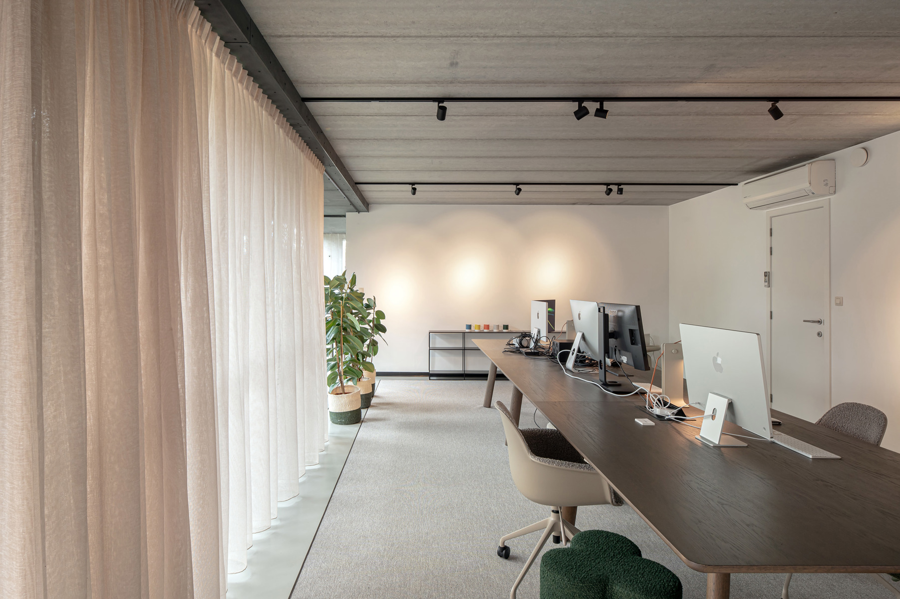 Handelsruimte vlakbij het centrum van Oelegem. - foto 4