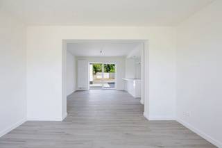Gerenoveerde woning met 3slpk en 2 badkamersGELIJKVLOERSInkomhalToegang naar kelderWoonkamerEetkamerVolledig ingerichte open keuken voorzien van alle...