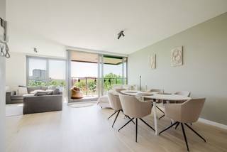 VIEW VIA IMMODAVINCI.BE<br /><br />Location<br /><br />Situated on Henri Dunantlaan in Ghent, in an easily accessible location close to the city centre, public transport and major access roads.<br /><br />Layout<br /><br />This light-filled flat, situated on the fourth floor, welcomes you with a spacious living area opening onto the south-west-facing terrace. The adjoining kitchen is practically laid out and offers all the necessary comforts.<br />The flat has three full-sized bedrooms, ideal for families, working from home or as a hobby room. The master bedroom features an en-suite bathroom and a private second terrace. There is also a second bathroom and built-in cupboard space in the night hall. The service charge amounts to 105 euros.<br /><br />Key features<br /><br />3 full-sized bedrooms<br />2 bathrooms for optimum comfort<br />2 terraces for the best possible outdoor experience<br />2 parking spaces included<br />Practical storage room<br />Central location with excellent transport links