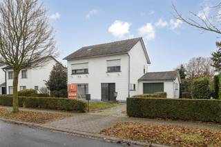 Te renoveren statige woning op een topligging in BevereDeze ruime en degelijk gebouwde woning bevindt zich op een gunstige en rustige locatie in de...