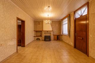 - Ideale ligging: Nieuwkapellestraat 17 in Nieuwkapelle (Diksmuide)<br />- Te renoveren woning met grote garage<br />- Leefruimte<br />- Aansluitende keuken met eetplaats<br />- Badkamer met wastafel, douche en ligbad<br />- Ruime veranda<br />- Koer met omheining<br />- Nachthal en 2 slaapkamers<br />- EPC: 489 kWh/m²/jaar <br />- Asbestveilig<br />- Richtprijs: € 185.000