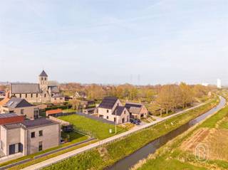 Deze brouwgrond is prachtig gelegen (zicht op groen, en op de kerk), en geschikt voor de bouw van een open bebouwing. Geen bouwverplichting. Veel potentieel!