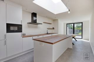Charmant, volledig gerenoveerde woning met 2 slaapkamers te Turnhout! Bij het binnenkomen word je verwelkomd in een lichtrijke inkomhal met een...