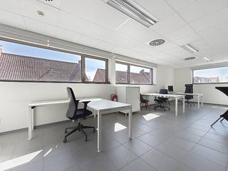 Op zoek naar een werkplek waar je meteen kan starten?<br /><br />Deze instapklare kantoorruimte op het 1ste verdiep heeft alles wat je nodig hebt om zorgeloos aan de slag te gaan.<br /><br />🖥️ Plug & play werkplek<br />🤝 Gemeenschappelijke faciliteiten inbegrepen<br />➕ Mogelijkheid tot huren van aangrenzend kantoor<br /> ✔ Direct beschikbaar<br />📍 Toplocatie<br />👉 Ideaal voor zelfstandigen, starters, flexwerkers of kleine teams