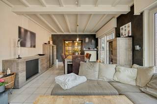 Het commercieel gelijkvloers (70 m²) is momenteel ingericht als een succesvolle frituur, maar de ruimte leent zich ook perfect voor een vrij beroep, praktijk of (thuis)kantoor. <br />Door de centrale ligging geniet u een uitstekende visibiliteit in de dorpskern.<br /><br />Indeling: <br /><br />- Ingerichte frituur met verbruikszaal - mogelijkheid overname - handelsfonds niet inbegrepen in prijs - vraag naar de voorwaarden<br />- keuken / berging<br />- magazijn met koelcel en diepvriescel<br />- kelderberging<br />- gastentoilet<br />- terras<br /><br />De woning zelf combineert authentieke charme (hoge plafonds) met moderne energiezuinigheid (EPC-label B).<br /><br />Indeling: <br /><br />- Leefruimte: Een sfeervolle zithoek met een gezellige haard.<br />- Keuken<br />- Eerste verdieping: master bedroom met dressing, tweede ruime slaapkamer en een in 2021 totaalgerenoveerde badkamer met ligbad en inloopdouche.<br />- Tweede verdieping: hier krijgen kinderen hun eigen unieke plek in huis. Deze verdieping is slim ingedeeld met twee slaapkamers met elk een open bureauruimte. Centraal bevindt zich een indrukwekkende hobbyruimte met pooltafel, de ideale plek voor ontspanning en quality time.<br /><br />De achterzijde van het perceel (1.446 m²) is een absolute verrassing. In de zuidgerichte tuin is het heerlijk genieten aan het zwembad of in de poolhouse met sauna. Verschillende terrassen bieden de perfecte setting voor zomerse avonden.<br /><br />De belangrijkste troeven op een rij:<br /><br />- Toplocatie: centrum Kaprijke met parking voor de deur en op eigen terrein via een doorrit naar achter<br />- Klaar voor de toekomst: 77 zonnepanelen, nieuw dak, nieuwe ramen, conforme elektriciteit. De aanwezigheid van de zonnepanelen drukken de energiekosten aanzienlijk.<br />- Optimale privacy tussen handelszaak en privé- <br />- Ruime opbergmogelijkheden in kelder en buitenbergingen<br />- 4 slaapkamers - uitbreiding mogelijk<br />- Zuidgerichte tuin, met aanwezigheid van zwembad, overdekt terras in alle privacy en rust<br /><br />Neem vandaag nog contact op voor een bezichtiging en laat u verrassen door het potentieel!<br /><br />Bestuursmaatregelen in het maatregelenregister: nee<br /><br />Deze AI-visualisaties zijn bedoeld als inspiratie. Er werd geen rekening gehouden met technische specificaties, stedenbouwkundige voorschriften of de concrete mogelijkheden tot realisatie.
