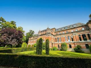 <p><span>Wij zijn vereerd om dit welonderhouden 3-slaapkamerappartement binnen de ring van Leuven, op wandelafstand van het historisch centrum en vlakbij alle belangrijke invalswegen met 3 slaapkamers met een garagebox te huur aan te bieden. Dit appartement op een topligging is gesitueerd op de derde verdieping van de welonderhouden residentie, genaamd “De Gouden Sleutel”. Het appartement met een netto-bewoonbare oppervlakte van 141 m² omvat een inkomhal met gastentoilet, een lichtrijke living uitgevend op een dakterras en een volledig open ingerichte keuken. Verder zijn er nog drie slaapkamers, waarvan één met een perfect geörienteerd balkon en een aparte douchekamer met toilet, een badkamer met een ligbad en een praktische berging of wasruimte. Er is een garagebox inbegrepen in de maandelijkse huurprijs. Maandelijkse lasten: 160,00 Euro (inclusief onderhoud gemene delen). De nutsvoorzieningen zijn apart af te sluiten. Het appartement is beschikbaar vanaf 1 maart 2026. Kortom, dit instapklaar en welgelegen appartement is zeker een bezoek waard. Een absolute buitenkans. Voor snelle beslissers.</span></p><p><span> </span></p><p><span> </span></p>
