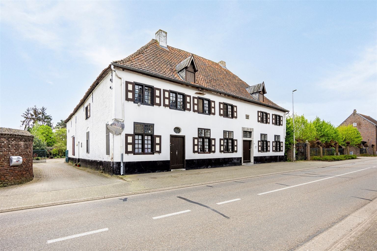 Prachtige 18e-eeuwse hoeve in Maasstijl gelegen in de dorpskern van Ophoven op een perceel van 27a50ca, genaamd "Huize Reynders".  - foto 3