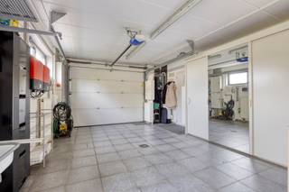 <p><strong><em>Zeer ruime villa en instapklare villa (2002 - 415 m²) met 5 kamers, 2 badkamers, dressing, garage, kelder met ontspanningsruimte, terras met pergola en een mooi aangelegde tuin met sier/zwemvijver en tuinberging op een perceel van 18a 25ca gelegen op een landelijke en rustige omgeving te Lubbeek.</em></strong><br /><strong><em>Deze villa is ook uitermate geschikt als kangoeroewoning of mogelijkheden voor vrij beroep.</em></strong><br /><strong><em>Ideaal voor wie houdt van klasse, maar ook van warmte en gezelligheid.</em></strong></p><p>De inkomhal verwelkomt je met ingebouwde vestiaire en gastentoilet. Gelijkvloers bevindt zich een grote slaapkamer met dressing en eigen badkamer – ideaal voor wie alles op één niveau wil.<br />De lichtrijke woonkamer met inbouwcassette en bar vormt het hart van de woning en biedt een prachtig uitzicht op de tuin en directe toegang tot het terras met pergola.<br />De ruime keuken met eethoek, afgewerkt in natuursteen, straalt luxe uit en is uitgerust met alle comfort. Daarnaast is er een praktische berging/wasplaats.</p><p>Op de verdieping zorgt de hoge nok voor een aangenaam, open gevoel.<br />Via de centrale nachthal bereik je vier mooie slaapkamers, waarvan één momenteel is ingericht als extra keuken – ideaal voor wie een kangoeroewoning overweegt. Verder is er een tweede badkamer en een extra berging.</p><p>De woning is volledig onderkelderd en biedt niet alleen enorm veel bergruimte, maar ook een ingerichte ontspanningsruimte.<br /><br />Er is een inpandige garage met elektrische sectionaalpoort en afgietbak, en aan de voorzijde zijn vier autostaanplaatsen voorzien.</p><p>De buitenruimte is al even uitnodigend: een ruim terras met pergola en sier/zwemvijver, omringd door een zorgvuldig aangelegde tuin met tuinberging – een plek waar je in alle rust kan genieten van de landelijke omgeving.</p><p><strong>Extra troeven</strong> maken van deze woning een bijzonder aanbod:<br />- Energiezuinige woning met EPC-label B (175 kWh/m²/jaar)<br />- Zonnepanelen met groene stroomcertificaten<br />- Regenwaterput van 10.000 liter en waterverzachter<br />- Alarm, surroundsysteem, inbouwspots<br />- Hoogwaardige materialen en een sfeervolle, luxueuze afwerking<br />- Volledig instapklaar, geen asbest en slechts beperkte aanpassingen aan de elektriciteit vereist</p><p>De ligging combineert rust en bereikbaarheid: op fietsafstand van het centrum van Lubbeek met winkels, scholen, apotheek, bib en sportfaciliteiten, en met uitstekende verbindingen richting Leuven, Tienen, Aarschot en Diest. De nabijheid van het Gouden Kruispunt maakt het extra praktisch.<br />Landelijk en groen: ideaal voor wandelingen en mooie fietstochten in het Hageland.</p><p><strong><em>Deze villa is de ideale keuze voor wie veel ruimte, kwaliteit en energiezuinig wonen wil combineren met een groene en rustige ligging.</em></strong><br /><strong><em>Ervaar de harmonie van luxe en leefcomfort – een bezoek zegt meer dan woorden.</em></strong></p><p>Meer info en foto's op<strong> www.living-stone.be</strong><br />Mail: an.warmoes@living-stone.be<br />Bel: 0494/ 08 12 21</p>