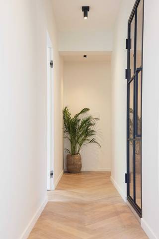 Exclusief wonen in stijl en comfort ✨<br /><br />Dit volledig gerenoveerde hoekappartement van 125 m² combineert ruimte, licht en luxe. De uitzonderlijke woonruimte van 60 m² wordt overspoeld door natuurlijk licht dankzij de vele ramen en straalt klasse uit met de eiken visgraat parketvloer, met de hand geolied, en een werkende open haard op bio-ethanol die voor extra sfeer zorgt.<br /><br />De luxueuze DSM-keuken met groot eiland vormt het hart van de leefruimte en sluit naadloos aan bij een stijlvol barmeubel met ingebouwde wijnkast. Het appartement telt drie ruime slaapkamers, waarvan de master voorzien is van airco. De badkamers zijn verfijnd afgewerkt met travertin in verstek gesneden.<br /><br />Daarnaast beschikt u over twee terrassen: vooraan met uitzicht op groen en open ruimte, en achteraan voor rust en privacy. Optioneel kan er een garagebox worden aangekocht (€25.000).<br /><br />Gelegen in een aantrekkelijke buurt, vlakbij winkels, restaurants en openbaar vervoer, combineert dit appartement licht, ruimte en luxe in een instapklare woning.<br /><br />Troeven:<br /><br />📐 125 m² totaal / 60 m² living<br /><br />🪟 Hoekappartement met veel ramen &amp; lichtinval<br /><br />🪵 Eiken visgraat parket, handgeolied<br /><br />🍽️ DSM-keuken met groot kookeiland<br /><br />🔥 Werkende open haard (bio-ethanol)<br /><br />🍷 Barmeubel met ingebouwde wijnkast<br /><br />🛏️ 3 ruime slaapkamers, master met airco<br /><br />🛁 Badkamers in travertin, verstek gesneden<br /><br />🌿 2 terrassen: vooraan met zicht op groen, achteraan rustig<br /><br />🚗 Garagebox optioneel bij te kopen (€25.000)