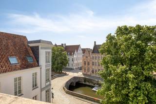 Dit SUPER-DE-LUXE gerenoveerd dakappartement met 3 SLAAPKAMERS, zonnig TERRAS en prachtig ZICHT op de AUGUSTIJNENREI zorgt voor dé UNIEKE WOONBELEVING! Deze parel (4°V) werd 100% vernieuwd met de meest kwalitatieve TOPMATERIALEN en maakt deel uit v/e verzorgde residentie (met lift) gelegen in hartje Brugge, op 5min. wandelen van de Markt. Dit royale & stijlvolle appartement (130m<sup>2</sup>) omvat: inkomhal met gastentoilet, LICHTOVERGOTEN leefruimte (grote raampartijen) met idyllisch uitzicht op het water, nagelnieuwe open luxekeuken (toestellen Miele: inductiekookplaat met dampkap, oven, microgolfoven, vaatwas, ijskast met diepvriesvak, composiet werkblad, ...), nachthal met toilet, 3 volwaardige slaapkamers, luxe badkamer afgewerkt in mortex (voorzien van: inloopdouche met rainshower, dubbel lavabomeubel, handdoekdroger). Zonnig terras om zalig in alle rust te genieten. Extra's: CV, dubbel glas, GOEDGEKEURDE elektriciteit, volledig geschilderd, incl. DESIGNverlichting (Dark), parket, stalen deur... Mogelijkheid tot aankoop van een garagebox in het aanpalend gebouw. Hier geniet je van rust, ruimte & luxe op een unieke ligging!<br />