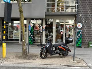 <p><span>Mooie moderne winkelruimte (ca.115m²), in recent gebouw, gelegen in het centrum van Brasschaat.</span><br /><br /><span><strong>Indeling:</strong> <br />Winkel ca. 115m² met ingerichte keuken en apart toilet.<br /><br /><strong>Bijzonderheden:</strong><em><strong> </strong></em></span></p>
<ul>
<li>1 garagebox achteraan aan 25.000. euro.</li>
<li>Goede ligging in centrum, bij scholen, bushalte, plein,...</li>
<li>Momenteel in gebruik als uitgebreide snoep, chocolade en andere lekkernijen winkel.</li>
<li>Achteraan ook grote ramen voor lichtinvzl en deur voor laden en lossen.</li>
<li>Goed rendement: netto opbrengst ca. €1665,- per maand (inclusief KI).</li>
</ul>