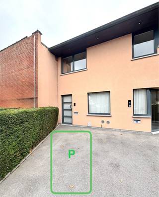 Loftachtig ruim appartement op 136 m² met zonneterras van 40 m²; Enig appartement in het gebouw; Indeling: inkom met technische berging en traphal naar inkomhal op eerste verdieping; Apart toilet met handwasser; Ruime lichtrijke woonkamer met plaats voor salon en eetplaats; Open witte leefkeuken met alle comfort: koelkast, microgolfoven, dubbele gootsteen met druipzone, ceramische kookplaat, afzuigkap, vaatwas,..; Nachthall met dressing; Badkamer met dubbele wastafel, ligbad, douche; Slaapkamer met kastruimte; Doorgang naar groot terras met kleine berging; Overal dubbele beglazing; Verwarming op elektriciteit met degelijke accumulatoren van Thermelec met regelbare temperatuur via idem thermostaat; Degelijk geïsoleerd goed; Beschikbaar: 1 AUGUSTUS 2026; Geen syndickosten; Huur appartement + 1 parking voor de deur (doorgang bedrijf moet vrij blijven): 795 EUR per maand exclusief elektriciteit/ internet + maandelijkse provisie water: 20 EUR; Huurwaarborg: 3 maanden; Huisdierenpolicy: geen grote dieren noch dieren die lang alleen dienen te zitten; Info en bezoek: info@elet.immo.