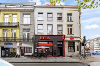 Dit uitstekend gelegen handelspand bevindt zich op een absolute toplocatie in de Tiensestraat te Leuven, op de hoek met het Herbert Hooverplein. Dankzij de centrale ligging en de constante passage geniet het pand van een uitzonderlijke visibiliteit en commerciële uitstraling.<br />Het pand is sinds 2019 onafgebroken verhuurd, waardoor leegstand hier vrijwel uitgesloten is. Momenteel genereert het een jaarlijkse huuropbrengst van €52.032, wat resulteert in een bijzonder aantrekkelijk rendement van ongeveer 6%. De combinatie van een sterke commerciële ligging, stabiele verhuur en een mooi rendement maakt dit pand uitermate interessant voor investeerders die op zoek zijn naar een waardevaste investering in het hart van Leuven. Bent u op zoek naar een handelspand met uitstekende visibiliteit en een aantrekkelijk investeringsprofiel? Neem dan zeker contact met ons op voor meer informatie of een bezoek via 016/22.82.22 of info@homies.be. HOMIÉS, an Eye for Immo!