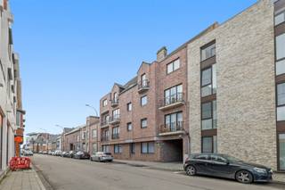 Langs de Luikersteenweg kunnen we ter hoogte van nummer 37 in Residentie Luikerpoort dit ruime en volledig instapklare appartement terugvinden.We...