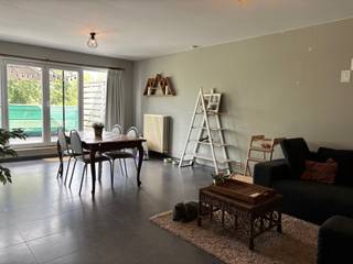 <p><strong>Instapklaar en goed gelegen appartement in het centrum van Kasterlee.</strong><br /><br />Het appartement (2005) maakt deel uit van een stijlvol kleinschalig project en ligt op de eerste verdieping.<br />De ligging is uitstekend! Op wandel-en fietsafstand van het centrum en de winkels. Ook is er een vlotte verbinding met Turnhout en de E34.<br /><br />Er is een ruime living met een grote schuifraam die toegang verleent tot het terras. De keuken omvat vele kasten en toestellen. Bij de keuken is er een berging/wasplaats.<br /><br />Verder zijn er 2 slaapkamers, een badkamer met ligbad en een apart gastentoilet.<br /><br />Er zijn twee parkeerplaatsen is in de prijs inbegrepen.<br /><br />Bijzonderheden:<br />- Beschikbaarheid: 1/10/2026<br />- Twee autostaanplaatsen <br />- EPC: C-label</p>
