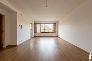 <p><strong>Appartement met 2 slaapkamers en garagebox te Sint-Job-in-’t-Goor</strong></p>
<p>Bij het binnenkomen betreedt u de inkomhal, voorzien van een <strong>gastentoilet</strong>. Van hieruit loopt u door naar de <strong>ruime woonkamer van ca. 31 m²,</strong> waar de <strong>grote raampartijen </strong>zorgen voor een aangename <strong>lichtinval</strong>. Dankzij de royale oppervlakte is er voldoende plaats voor zowel een gezellige zithoek als een volwaardige eethoek. Aansluitend bevindt zich de keuken, die praktisch aansluit op de leefruimte.</p>
<p>Het appartement beschikt over <strong>twee slaapkamers</strong> van respectievelijk ca. 15 m² en 9 m². Daarnaast is er een extra ruimte van ca. 6 m², die perfect kan dienen als <strong>bureau of berging</strong>.</p>
<p>De badkamer is uitgerust met een <strong>ligbad en een dubbele wastafel</strong>.</p>
<p>Een absolute troef is het <strong>ruime balkon</strong> van ca. 9 m², waar u heerlijk kunt genieten van een ontspannen moment in de buitenlucht. Bovendien is er een <strong>garagebox inbegrepen</strong>, wat zorgt voor extra comfort en praktische opbergruimte.</p>
<p>Ook op technisch vlak scoort het appartement goed: het beschikt over een <strong>EPC-label B</strong>, de <strong>elektrische keuring is conform</strong> en het appartement is <strong>asbestveilig</strong>.</p>
<p><strong>Troeven van het appartement:</strong></p>
<ul>
<li>Ruime woonkamer</li>
<li>Twee slaapkamers</li>
<li>Ruim balkon</li>
<li>Apart gastentoilet</li>
<li>Extra ruimte van ca. 6 m², ideaal als bureau of berging</li>
<li><strong>Inclusief garagebox</strong></li>
</ul>
<p>Dit appartement combineert ruimte, lichtinval en een praktische indeling met het comfort van een aangename buitenruimte. Een interessante opportuniteit voor wie op zoek is naar een fijne woonst in <strong>Sint-Job-in-’t-Goor</strong>.</p>