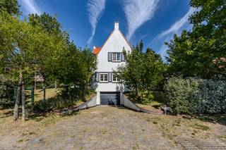 Villa à vendre dans le quartier de Simli à Nieuport. Cette charmante villa avec un jardin ensoleillé est située à 600 m du Zeedijk, des commerces...