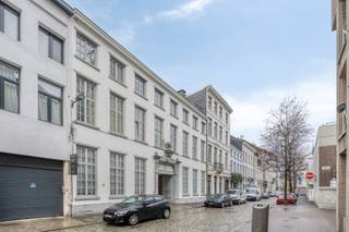 <p>Wonen in het historische hart van Antwerpen, achter een statige gevel met karakter? Dit knappe gelijkvloerse appartement combineert charme, comfort en een absolute topligging.</p>
<p>Via de zijingang betreedt u het appartement en komt u binnen in een praktische inkomhal waar maatwerk werd voorzien voor een vestiaire. De woon- en leefruimte bevindt zich vooraan en geniet dankzij de hoge plafonds en grote raampartijen van een prachtige lichtinval en een bijzonder ruimtelijk gevoel.</p>
<p>De open keuken sluit naadloos aan op de leefruimte en is volledig uitgerust met een keramische kookplaat, koelkast met vriesvak, oven en vaatwasser — ideaal voor wie houdt van comfortabel en zorgeloos wonen.</p>
<p>Achteraan bevinden zich twee volwaardige slaapkamers (ca. 13 m² en 12 m²). De grootste slaapkamer beschikt over maatwerk en beide kamers geven rechtstreeks toegang tot het aangename terras van ca. 20 m² — een heerlijke buitenruimte midden in de stad.</p>
<p>De moderne badkamer biedt alle comfort met zowel een douche als ligbad en een dubbele wastafel met meubel. Daarnaast is er een privatief gastentoilet aanwezig.</p>
<p>Extra praktisch zijn de aparte berging met aansluiting voor wasmachine en droogkast én de privatieve kelderruimte.</p>
<p>Een instapklaar en veelzijdig appartement dat perfect kan dienen als eigen woonst, stijlvolle pied-à-terre of slimme investering — en dit op een AAA-locatie waar alles op wandelafstand ligt.</p>