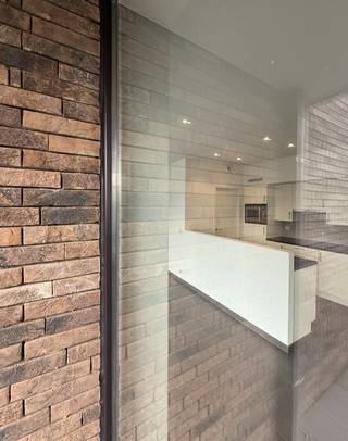 TE HUUR – ZWIJNAARDE. In een centrale en groene omgeving in Zwijnaarde bevindt zich dit recent en stijlvol afgewerkt appartement waar licht, comfort en energiezuinigheid centraal staan.<br />De lichtrijke leefruimte met grote raampartijen vormt het hart van het appartement en sluit naadloos aan op het ruime, zonnige terras met open zicht op het omliggende groen. Een ideale plek om te ontspannen of gezellig te tafelen. De open keuken is modern ingericht en wordt praktisch aangevuld met een aparte berging.<br />Het appartement beschikt verder over twee volwaardige slaapkamers, een hedendaagse badkamer en een apart gastentoilet.<br />Met een EPC-label A geniet u hier bovendien van een bijzonder energiezuinig en toekomstgericht wooncomfort. Een ondergrondse kelderberging is inbegrepen en er bestaat de mogelijkheid om een private parkeerplaats bij te huren.<br />De ligging vormt een belangrijke troef: rustig en residentieel, met Gent op korte afstand en een vlotte verbinding naar de E40 en R4. Winkels, scholen en openbaar vervoer bevinden zich bovendien in de nabije omgeving.<br />Een instapklaar appartement dat een mooie combinatie biedt van hedendaagse afwerking, een ruim terras en een uitstekende ligging.