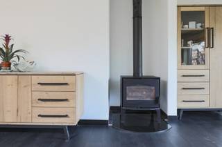 Op zoek naar een degelijke en ruime woning met een gunstig EPC? Deze halfopen bebouwing, gelegen op de grens met Hove en Lint, combineert ruimte, bereikbaarheid en duurzaamheid op de ideale manier.<br /><br />Je betreedt de woning via de praktische inkomhal met voldoende plaats voor jassen en schoenen. Van hieruit kom je in de gezellige leefruimte, welke naadloos overloopt in de keuken. Beide ruimtes staan in directe verbinding met de tuin, wat zorgt voor een aangename sfeer en een fijne interactie tussen binnen en buiten – of je nu geniet van de warmte van de houtkachel of liever buiten aan de slag gaat.<br /><br />De badkamer is uitgerust met zowel een douche als een bad, ideaal voor een snelle ochtendroutine of een ontspannen moment ’s avonds. De wasmachine en droogkast vinden hun plek in een afzonderlijke wasplaats.<br /><br />De woning beschikt over vier slaapkamers, waarvan één met een aanpalende dressing. Daarnaast is er nog een praktische berging die perfect kan worden ingericht als bureau- of hobbyruimte.<br /><br />Buiten is het leuk vertoeven in de volledig omheinde tuin met vernieuwde afsluiting. Perfect voor kinderen, huisdieren of gewoon om in alle privacy te genieten. De aparte oprit en bijhorende garage zorgen voor extra comfort en maken het geheel compleet.<br /><br />Het pand bevindt zich op korte afstand van het centrum, het treinstation en de fietsostrade. Scholen, winkels en andere voorzieningen zijn vlot bereikbaar, wat deze woning bijzonder aantrekkelijk maakt voor gezinnen en pendelaars.<br /><br />Mede dankzij een recente dakvernieuwing, gevelisolatie en regenwaterput scoort deze woning sterk op vlak van energiezuinigheid.<br /><br />Ben jij ook klaar voor de toekomst? Maak dan zeker een afspraak!<br />vg, wg, gdv, gvk, gvv, geen vermelding in het maatregelenregister