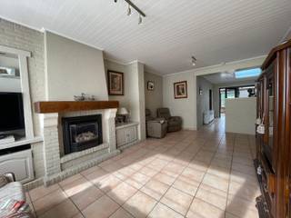 <p><strong>Verzorgde woning te koop in Wervik</strong><br /><br />Bent u opzoek naar een leuke woning  met centrale ligging,<br />2 slaapkamers verzorgde tuin en garage voor 2 auto’s, dan is dit de woning dat u zoekt. </p>

<p><br /><strong>Indeling </strong><br />gelijkvloers: inkomhal, apart toilet, leefruimte, open keuken, badkamer, Veranda, tuin, ruime garage<br /><br />1ste verdiep: 2 slaapkamers<br /><br /><strong>troeven</strong></p>

<ul><li>verzorgde woning</li><li>garage voor 2 auto’s</li><li>veel lichtinval</li><li>leuke tuin</li><li>goeie  centrale ligging </li><li>uitweg achteraan </li></ul>

<p><br />bij deze woning geldt de renovatieplicht<br />Dit is een vanafprijs</p>