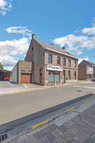 <p>Topo-Immo biedt u deze <strong>verrassend ruime woning op een perceel van 11a60ca met tal van mogelijkheden, gelegen in het centrum van Pamel (Roosdaal)</strong>! <strong>De achterbouw</strong> werd reeds <strong>volledig gerenoveerd in 2014. Enkele authentieke elementen zorgen hier voor extra charme.</strong></p><p>Het gelijkvloers omvat een inkomhal met enerzijds toegang tot <strong>de commerciële ruimte of bureau</strong> en anderzijds tot <strong>een gezellige leefruimte</strong>, de <strong>op maat gemaakte keuken</strong> met <strong>aparte eetplaats</strong>, <strong>toilet</strong>, een moderne <strong>badkamer met inloopdouche</strong> en <strong>een handige wasplaats/berging</strong>.</p><p>Op de eerste verdieping bevinden zich <strong>vijf slaapkamers </strong>en <strong>de tweede badkamer</strong>. <strong>De vaste trap naar de zolder</strong> biedt bijkomende <strong>uitbreidingsmogelijkheden.</strong></p><p>Dankzij de<strong> twee aparte toegangen op het verdiep</strong> kan je de woning <strong>eenvoudig opsplitsen</strong> – ideaal voor kangoeroewonen, een vrij beroep of een combinatie van wonen en werken.</p><p><strong>Garage met automatische poort, carport en ruime kelder aanwezig.</strong></p><p>Centraal gelegen nabij winkels, scholen, openbaar vervoer en de verbindingsweg Brussel - Ninove. Maatregelen opgenomen in het maatregelenregister: nee.</p>