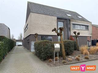 <p><span>Deze uitzonderlijk ruime en moderne woning is gelegen in een rustige, groene en landelijke omgeving, net buiten het centrum van Wuustwezel. Een ideale combinatie van comfort, ruimte en rust.</span></p><p><span> </span></p><p><span>Indeling</span></p><p><span>Gelijkvloers</span></p><p><span>We betreden de woning via de inkomhal met gastentoilet. De lichtrijke leefruimte (28 m²) geniet van grote raampartijen die zorgen voor een aangename natuurlijke lichtinval. Aansluitend bevindt zich de zeer ruime leefkeuken (42 m²) met stijlvol kookeiland, volledig uitgerust met alle hedendaags comfort: inductiekookplaat, dampkap, oven, microgolfoven, vaatwasser, koelkast en dubbele spoelbak. Tussen de keuken en de leefruimte werd een maatwerk kastenwand voorzien die niet alleen extra opbergruimte biedt, maar ook perfect kan dienen als ingebouwde bureauhoek. Verder is er een praktische zij-inkom met aansluitingen voor wasmachine en droogkast, evenals ruimte voor een extra koelkast of diepvriezer, netjes weggewerkt in een ingebouwde kast.</span></p><p><span> </span></p><p><span>Eerste verdieping</span></p><p><span>De trap, opnieuw discreet weggewerkt achter een schuifdeur in de leefruimte, brengt ons naar de eerste verdieping.Hier bevindt zich een ruime overloop/bureau (18 m²) met ingemaakte kastenwand. Daarnaast is er de masterbedroom (20 m²) met aansluitende dressing (6 m²), eveneens voorzien van maatkasten, en een luxueuze ensuite badkamer (10 m²) met groot lavabomeubel, ligbad en ruime inloopdouche.</span></p><p><span> </span></p><p><span>Tweede verdieping</span></p><p><span>Op de tweede verdieping vinden we nog twee volwaardige slaapkamers (16 m² en 14 m²) en een douchekamer (4 m²).</span></p><p><span> </span></p><p><span>Overdekt terras & tuin</span></p><p><span>Via het schuifraam in de keuken heb je toegang tot het zonnige, overdekte terras en de aangename tuin, ideaal om in alle rust te genieten van het buitenleven.</span></p><p><span> </span></p><p><span>Garage & tuinhuis</span></p><p><span>Aparte garage (21 m²) met automatische sectionaalpoort. Praktisch tuinhuis (16 m²), ideaal voor tuinmateriaal en extra opslag. </span></p><p><span> </span></p><p><span>Extra</span></p><p><span>Energiezuinige woning met zonnepanelen - zeer veel ingemaakte kasten en opbergruimte - Rustige en landelijke ligging met een hoog wooncomfort</span></p><p><span>Beschikbaar 01/04/2026</span></p>