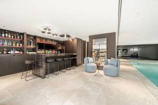 Deze grote recente kwalitatieve moderne villa is UNIEK gelegen in het charmante Moregem, 9700m2,
Binnenzwembad, tuin met privacy en absolute stilte, paardenstallen, omheinde weide en extra aangelegde tuin.
Volledig onderkelderd: prachtig nieuw binnenzwembad, bar/mancave en wijnfrigo, wellness: sauna en stoomdouche, en een sportruimte, aanpalend buiten terras met jacuzzi.
Op het gelijkvloers: inkom en traphal met vestiaire en toilet, grote lichtrijke leefruimte, aparte bureau, geïnstalleerde keuken met ontbijthoek, extra diningroom met zicht op de tuin, overdekt terras, grote dubbele garage, bijkeuken en wasplaats.
Op het 1ste verdiep: overloop, 4 grote slaapkamers (airco) en 2 badkamers.
2de verdiep; stockageruimte/dressing, en grote extra slaapkamer met eigen lavabo en bad (ideaal voor nanny).
TROEVEN: prachtige locatie aan de kerk van Moregem genietend van alle rust en privacy, LUXE-MANCAVE en binnenzwembad, grote lichtrijke ruimtes, kwalitatieve degelijke afwerking.
Bezoek na afspraak met IMMO BEGUIN; info@immobeguin.be