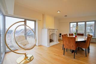 Bent u op zoek naar een uitzonderlijk luxueuze woonst met royale ruimtes, een zee van natuurlijk licht en een hoogwaardige afwerking? Dit riant penthouse in Willebroek biedt alles wat u zoekt en meer!<br />Het penthouse is gerenoveerd en instapklaar met een eigentijdse uitstraling. Alle ruimtes hebben vele ramen, geniet hier van een adembenemend zicht over Willebroek. Met maar liefst 6 ruime slaapkamers en 2 badkamers is deze ideaal voor grote gezinnen of wie extra ruimte wenst voor een thuiskantoor, dressing of hobbykamer.<br />Dit penthouse is niet alleen een thuis, maar een ware levensstijl. Gelegen in een rustige, maar strategisch goed bereikbare buurt, biedt het de perfecte balans tussen privacy en nabijheid van voorzieningen. Winkels, scholen, openbaar vervoer en uitvalswegen bevinden zich op een steenworp afstand.<br />Unieke troeven: energiezuinig, elektriciteit conform, ramen met dubbel glas, centrale verwarming op aardgas, enz…<br />Mis deze unieke kans niet! Interesse? Neem vandaag nog contact met ons op voor een bezichtiging en ervaar zelf de luxe en ruimte die dit penthouse te bieden heeft. Contacteer ons voor meer informatie op 052/41.41.94<br />Referentie: 5359