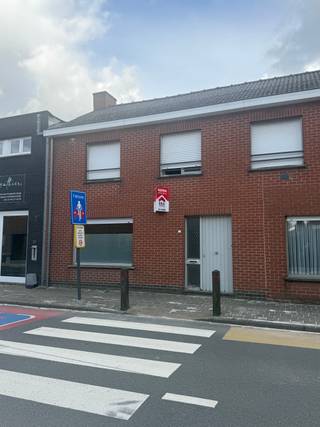 Lendelede - Ruime woning met 5 slaapkamers en tuin.Bestaande uit:Inkomhal, toilet, woonkamer met open keuken, wasruimte en badkamer.1ste verdieping:...