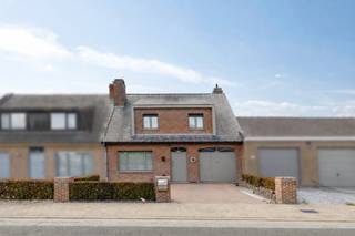 Deze perfect onderhouden woning is rustig gelegen op slechts enkele minuten van het centrum van Roeselare.<br />De woning werd gebouwd in 1980 en doorheen de jaren met zorg onderhouden en reeds opgefrist, waardoor ze vandaag de ideale gezinswoning vormt.<br /><br />Op het gelijkvloers beschikt de woning over een ruime inkomhal met gastentoilet, een lichtrijke woonkamer met gezellige houthaard en een ruime, volledig ingerichte keuken.<br />De keuken werd reeds opgefrist en is uitgerust met een granieten werkblad en kwalitatieve inbouwtoestellen.<br />Vanuit de keuken is er rechtstreeks toegang tot de garage, die momenteel dienstdoet als wasplaats, fietsenberging en bovendien voorzien is van een recent geïnstalleerde douche.<br /><br />Op de eerste verdieping bevinden zich de nachthal, een vernieuwde badkamer en <strong>drie volwaardige slaapkamers</strong>.<br />De badkamer is uitgerust met een dubbel lavabomeubel, een ligbad en een tweede toilet. Alle slaapkamers beschikken over praktische inbouwkasten.<br /><br />De woning wordt verwarmd via centrale verwarming op aardgas.<br />Daarnaast zijn vrijwel alle ramen voorzien van dubbele beglazing en werd het dak geïsoleerd. Dit resulteert in een gunstige EPC-score C (300 kWh/m²/jaar).<br /><br />Door de twee kleinere ramen boven de voordeur en de garage nog te vervangen, kan deze score zelfs verder worden verbeterd.<br /><br />De woning is gelegen op een volledig aangelegd en omheind perceel van <strong>438 m²</strong> met een gunstige zuidwestelijke oriëntatie, waardoor u de hele namiddag en avond van de zon kunt genieten.<br /><br />Ook de ligging is een absolute troef. De woning bevindt zich in een rustige woonomgeving, terwijl het centrum van Roeselare, sportclub Vision21, een bakker, slager, supermarkten en andere voorzieningen vlot bereikbaar zijn te voet of met de fiets.<br />Bovendien geniet u van een uitstekende bereikbaarheid dankzij de nabijheid van de E403 (Kortrijk – Brugge) en ligt het station van Roeselare op slechts 1,5 km.<br /><br />Bij interesse, aarzel niet ons te contacteren voor een plaatsbezoek op <strong>051/201.400</strong> of <strong>info@dicasa.be</strong>