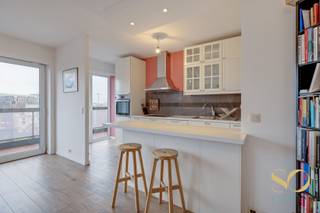 Gelegen op de 11e verdieping van een goed onderhouden gebouw geniet dit lichtrijke appartement van een prachtig, onbelemmerd uitzicht op...