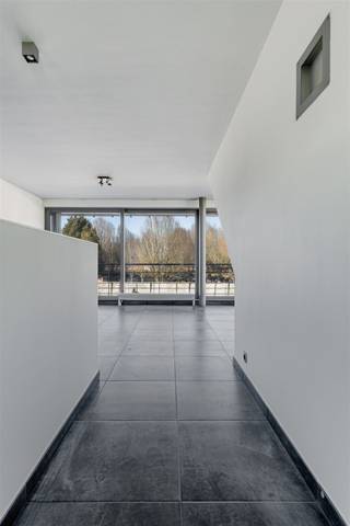 <p><span>AANGENAAM, RUIM EN RECENT APPARTEMENT 105 M² MET 2 SLAAPKAMERS, ZUID-OOSTELIJK GEORIËNTEERD TERRAS.<br />Gelegen op de 1ste verdieping van een kleinschalige residentie met hedendaagse architectuur.</span></p><p><span>Het centrum van Bornem bevindt zich op een steenworp met winkels, scholen, CC en sportmogelijkheden op wandelafstand.</span></p><p><span> </span></p><p><span>Living met eetplaats, volledig ingerichte open keuken (totale opp.: 49m²) en aangenaam salon / leuk, zuid-oostelijk georiënteerd terras (6,3 x 2,1m) langs achtergevel / balkon langs voorgevel / nachthal / wc met handwas / 2 slaapkamers (13,5 m²; 11 m²) / badkamer met dubbele wastafel en ligbad met douchemogelijkheid.<br />Mogelijkheid tot aankoop garagebox aan € 26.000,00.</span></p><p><span> </span></p><p><span> </span></p>