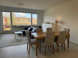 Dit mooi en recent gerenoveerd en ruim 2-slaapkamer appartement met terras en garagebox is gelegen op de 2de verdieping van een kleinschalig gebouw...