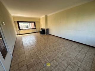 Centraal gelegen, te renoveren, halfopen bebouwing op mooi perceel van 767m² met mogelijkheden,  3 slaapkamers, zolderslaapkamer, grote garage...