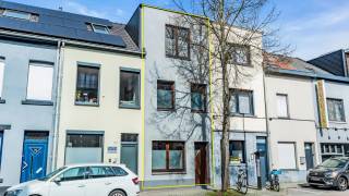 Immo3000 heeft deze charmante en gerenoveerde rijwoning te koop en is gelegen op wandelafstand van vele winkels op de Diestesteenweg, het De Becker-Remyplein en Hall 5. Het centrum van Leuven en het station zijn vlot bereikbaar met de auto en de fiets.<br /><br />Op het gelijkvloers komt u de woning binnen via een inkomhal met aansluitend een gezellige eet- en leefruimte die aansluit op een ingerichte keuken. Aansluitend bevindt zich de badkamer, uitgerust met een lavabomeubel, douche en toilet. Vanuit de keuken heeft u toegang tot een knus terrasje en de achterliggende inpandige garage (bereikbaar via de achtergelegen Lindensestraat). Bijgevolg geen gedoe met het zoeken van een parkeerplaats langs de Diestesteenweg. <br /><br />De eerste verdieping beschikt over een ruime slaapkamer van ongeveer 15 m² en een (doorloop)kamer van 13 m² die zowel kan dienen als slaapkamer, dressing of bureau. Op de tweede verdieping bevindt zich nog een grote, volwaardige slaapkamer (nog af te werken) en een zolderberging.<br /><br />De combinatie van comfort met een uitstekende ligging en vormt een mooie opportuniteit in uw zoektocht naar een gezellige thuis of een interessante investering op een goedgelegen locatie.<br /><br />Interesse in deze woning of komen kijken? Bel 016 60 3000 en maak een afspraak!<br /><br /><br />