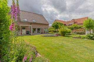 EERSTE BEZOEKDAG ZATERDAG 20/06 VAN 10U TOT 12U (enkel op afspraak!)<br /><br />HAALTERT - Op zoek naar een woning met ruimte, potentieel en een uitstekende ligging? Deze halfopen solide bebouwing bevindt zich op een prachtig perceel van meer dan 16 are en biedt tal van mogelijkheden voor wie comfortabel wil wonen in een groene en rustige omgeving.<br /><br />Bij het betreden van de woning komt u terecht in de inkomhal met apart gastentoilet. Daarnaast bevindt zich een aparte ruimte die perfect kan dienen als bureau voor een zelfstandige activiteit in bijberoep, praktijkruimte of extra slaapkamer.<br />Verder beschikt de woning over een grote en lichtrijke leefruimte met aansluitend een extra bureauruimte of speelhoek, ideaal voor gezinnen of thuiswerk. De ruime keuken met ontbijthoek sluit aan op de berging. Op het gelijkvloers bevindt zich eveneens een douche en een inpandige garage, wat zorgt voor extra comfort en gebruiksgemak.<br />Op de eerste verdieping bevinden zich vier slaapkamers waarvan 1 met extra opbergruimte die kan dienen als dressing/extra opbergruimte, een apart toilet en een ruime badkamer.<br />De zolderverdieping biedt bovendien nog tal van uitbreidingsmogelijkheden en kan ingericht worden als extra slaapkamers, hobbyruimte of polyvalente ruimte.<br />Buiten geniet u van een prachtig aangelegde tuin met een gezellige pergola, ideaal om in alle rust te ontspannen en te genieten van het buitenleven. Dankzij het royale perceel van meer dan 16 are is er bovendien voldoende ruimte voor tuinliefhebbers en gezinnen.<br />Vooraan de woning zijn meerdere staanplaatsen voorzien.<br />De woning biedt de mogelijkheid om verder naar eigen smaak en stijl ingevuld en gemoderniseerd te worden, ideaal voor wie graag zijn eigen touch toevoegt aan zijn toekomstige thuis.<br /><br />Dankzij de centrale, maar toch rustige ligging geniet u van een vlotte bereikbaarheid met winkels, scholen, openbaar vervoer en belangrijke invalswegen in de nabijheid, terwijl u toch kan genieten van rust en privacy.<br /><br />Troeven: stevige solide woning, gunstig epc, zonnepanelen, prachtige tuin, centrale ligging,....<br /><br />Kortom: Bent u op zoek naar een halfopen bebouwing met 3/4 slaapkamers op een ruim perceel met een prachtig aangelegde tuin? aarzel dan niet en maak snel uw afspraak 053/60.65.60<br /><br />De vermelde prijs is een richtprijs. Na ontvangst van de biedingen zal de verkoper beslissen of hij/zij de eigendom verkoopt aan het beste bod. De richtprijs is aldus niet bindend voor de verkoper.