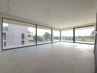 KNAP NIEUWBOUWAPPARTEMENT OP DE EERSTE VERDIEPING IN RESIDENTIE BELLA VISTA, MET RUIM TERRAS, PRACHTIG UITZICHT EN OVERDEKTE PARKEERPLAATS MET VERBONDEN BERGING, VLAK BIJ HET CENTRUM VAN BILZEN<br /><br />Dit instapklaar nieuwbouwappartement vinden we terug op Meershoven 62 te Bilzen, in de recent opgerichte residentie Bella Vista. Het appartement is gelegen op slechts enkele minuten van het bruisende centrum. Dankzij de centrale ligging zijn alle voorzieningen, zoals winkels, scholen en horeca, in de nabije omgeving gelegen. De omliggende dorpen en steden zijn vlot bereikbaar via het openbaar vervoer, bushalte op 50m van de residentie, of via de E313, bereikbaar in slechts enkele minuten.<br /><br />Boven op de ligging weet residentie Bella Vista zich moeiteloos te onderscheiden van ander aanbod door haar stijlvolle hedendaagse architectuur met opvallend aantrekkelijke gevels, de kwalitatieve afwerking en de duurzame bouwkwaliteit.<br /><br />Het appartement is bovendien voorzien van vloerverwarming, warmtepomp, individuele zonnepanelen en grondige isolatie waardoor het energieverbruik voor de huurder zeer beperkt blijft. Verder beschikt het appartement over een zeer ruim overdekt terras met prachtig uitzicht op het achterliggende landbouwgebied en het centrum van Bilzen, ondergrondse parkeerplaats met verbonden kelderberging en een gemeenschappelijke fietsenberging. <br /><br /><br />De indeling van het appartement is als volgt:<br />- Brede inkomhal met gastentoilet<br />- Ruime en zeer lichtrijke leefruimte met open keuken. De keuken is voorzien van koelkast, combi-oven, vaatwasser en kookplaat met afzuigkap.<br />- Berging met voorzieningen voor wasmachine/droogkast en diepvriezer.<br />- 2 ruime volwaardige slaapkamers.<br />- Badkamer voorzien van een ruime inloopdouche en dubbele lavabo.<br />- Terras van 31 m2<br />- Alle ramen zijn voorzien van vliegenramen<br />- Parlofoon <br />- Lift<br /><br />Het appartement is meteen beschikbaar.<br />