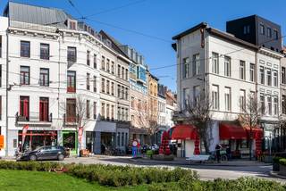 In een charmante zijstraat van de iconische Marnixplaats, verscholen in de rust maar op loopafstand van het bruisende stadsleven, vindt u deze uitzonderlijk ingerichte penthouse. Een zeldzame vondst, waar verfijnde materialen, lichte ruimtes en een zonnig terras samenkomen voor een zeer elegant en intiem woonverhaal.<br /><br />Deze penthouse werd ingericht door de interieur architecte, Cy Peys. Zij heeft een luxueuze afwerking, een praktische inrichting en een optimaal gebruik van de ruimtes kunnen combineren in deze stijlvolle penthouse.<br /><br />Via de hal met ingemaakte kastenwand bereikt men de leefruimte met hoge plafonds en veel lichtinval. Deze is met verfijnde smaak ingericht.<br />De open keuken met kookeiland is uitgerust met hoogwaardige apparatuur (combinatieoven, koelkast, diepvriezer, vaatwasser, kookplaat en weggeborgen wasmachine), een Corian werkblad en veel opbergruimte. Achter de keuken bevindt zich een handige bergruimte waar zich de aansluiting voor de droogkast bevindt.<br /><br />Via een stijlvolle zwevende trap bereikt men de slaapruimte in de mezzanine. De royale badkamer met bad, douche, een design wastafel en toilet baadt in het licht net zoals alle andere ruimten in het appartement.<br /><br />Op het terras met zicht op de kathedraal kan je in de namiddag genieten van de zon. De terrasmeubelen werden op maat gemaakt. Het terras is omgeven door ingebouwde plantenbakken.<br /><br />Een private kelder completeert het aanbod.<br /><br />Gelegen op één van de meest gewilde locaties van de stad, op steenworp afstand van trendy restaurants en winkels. Licht en ruimte zijn de sleutelwoorden vanaf de entree van dit penthouse. De afwerking is op maat gemaakt met hoogwaardige materialen: eiken parketvloer, ingemaakte kasten en airconditioning.