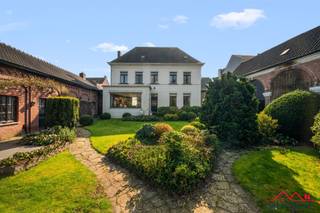 <p><span><strong>Charmant wonen met kasteelallures in Berlare</strong></span></p><p><span>Welkom in deze uitzonderlijke eigendom aan Dorp 73. Dit U-vormig erfgoedpand , voormalig herenhuis met koetshuis, combineert karakter, ruimte en mogelijkheden op een topligging in de groene omgeving nabij Donkmeer en Kalkense Meersen.</span></p><ul><li><p><span>Authentiek zomerhuis met booggewelf</span></p></li><li><p><span>Ruim koetshuis, ideaal voor praktijk of kantoor</span></p></li><li><p><span>Hoogwaardige materialen en stijlvolle afwerking</span></p></li><li><p><span>Vernieuwd en geisoleerd dak</span></p></li><li><p><span>Aansluitend parkgebied (1 ha optioneel aan te kopen)</span></p></li><li><p><span>Absolute privacy in het centrum</span></p><p> </p></li></ul><p>Maak een afspraak voor bezichtiging via Dries@immosafe.be of 0497 92 15 24</p><p><span><strong>Indeling:</strong></span><br /><span>Royale inkom- en traphal, lichtrijke leefruimte met zicht op tuin en park, afgewerkt met eiken parket. Grote keuken met originele tegels en keldertoegang. Multifunctionele voorruimte (bureau/vergaderzaal).</span><br /><span>Verder: zomerhuis met tweede keuken en sanitair, slaapkamer met ensuite badkamer, 3 extra slaapkamers en art-deco badkamer. In te richten zolder met vaste trap. Renovatie te voorzien om energetische upgrade te maken.</span><br /><span>Grote loods links en mogelijkheid tot extra oprit rechts.</span></p><p><span><strong>Buiten:</strong></span><br /><span>Prachtige tuin met karaktervol hekwerk, perfect voor stijlvolle events of rustig genieten.</span></p><p><span>Een unieke eigendom met uitstraling en eindeloze mogelijkheden. Kom deze unieke plek zelf ervaren, want sommige woningen moet je niet alleen zien, maar vooral voelen.</span></p>