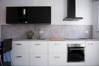 Deze charmante en volledig gerenoveerde burgerswoning (gesloten bebouwing) combineert karakter met hedendaags comfort. De woning is instapklaar en ideaal voor gezinnen of koppels die op zoek zijn naar ruimte, licht en energiezuinig wonen.<br /><br />Indeling van de woning:<br />Gelijkvloers:<br />Via de inkomhal kom je terecht in de gezellige en lichtrijke leefruimte met aansluitend een open keuken. Deze open indeling zorgt voor een aangename woonbeleving en een mooi contact met de tuin. Verder beschikt het gelijkvloers over een badkamer, een kelder en directe toegang tot het terras, het bijgebouw en de tuin.<br />Eerste verdieping:<br />Op de eerste verdieping bevinden zich 3 volwaardige slaapkamers, ideaal als slaapkamers, bureau of dressing.<br />Tweede verdieping / zolder:<br />De tweede verdieping herbergt een zeer ruime zolderkamer, die recent grondig werd geïsoleerd met een isolatielaag van maar liefst 19cm. Deze ruimte biedt tal van mogelijkheden: extra slaapkamer(s), hobbyruimte, bureau of master suite.<br />Buitenruimte:<br />De woning beschikt over een aangename tuin met grasperk, een terras en een overkapping met extra bergruimte. Een ideale plek om in alle rust te genieten.<br /><br />Bijzondere kenmerken:<br />- Volledig gerenoveerde burgerswoning<br />- Splinternieuwe zonnepanelen geplaatst in 2026<br />- Zolder recent en grondig geïsoleerd<br />- 3 slaapkamers + ruime zolder met uitbreidingsmogelijkheden<br />- Instapklaar en energiezuinig (EPC-B)<br />- Kelder aanwezig<br />- Tuin met terras, overkapping en berging<br />- Zéér laag Kadastraal Inkomen (€230)<br /><br />Deze woning is perfect voor wie op zoek is naar een karaktervolle, gerenoveerde woning in een rustige omgeving met moderne comfortelementen en uitbreidingspotentieel.<br />Ps. Hondje niet inbegrepen ;)