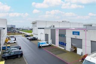 Op een strategische locatie tussen Gent en Brugge bevindt zich deze recente KMO-unit met een oppervlakte van 288 m², gelegen in de onmiddellijke nabijheid van de E40 en het centrum van Aalter.<br /><br />Specificaties:<br />- Inrijpoort met een hoogte van 4,51 m (de poort wordt nog hersteld)<br />- Vrije hoogte van 6 m<br />- Vloerafwerking in gepolierde beton<br />- Drie parkeerplaatsen zijn inbegrepen in de prijs<br /><br />Stedenbouwkundige inlichtingen zijn in aanvraag.<br /><br />Bezoek is mogelijk na afspraak met Serge van Center Office via 0485/61 59 22.