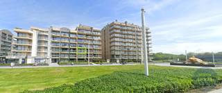 Ontdek dit charmant appartement te koop in hartje Nieuwpoort-Bad. De lichtrijke woonkamer met aansluitend terras nodigt meteen uit om te...